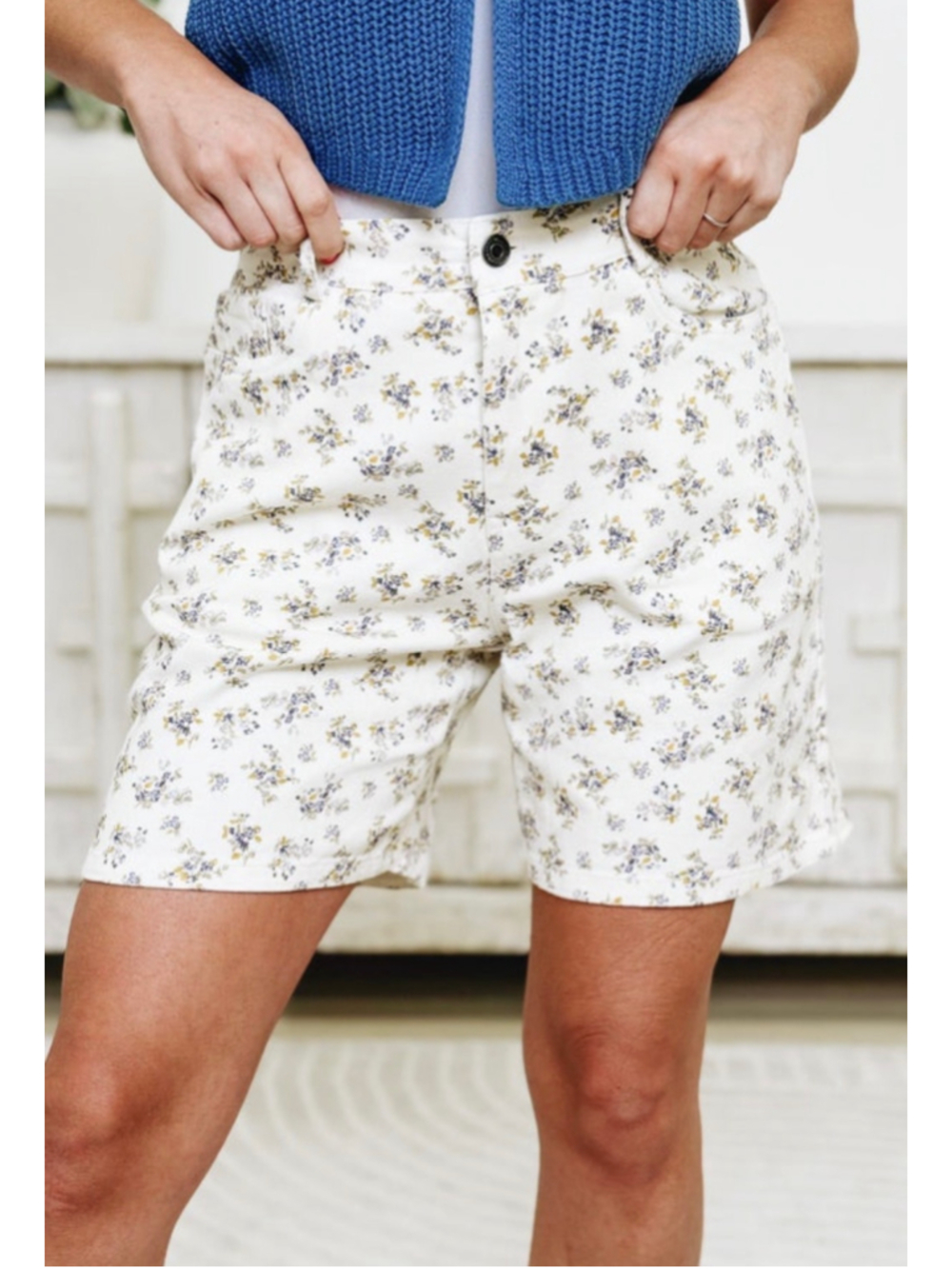 Women's Anniewear White Floral Bermuda Shorts M - Picture 6 of 6